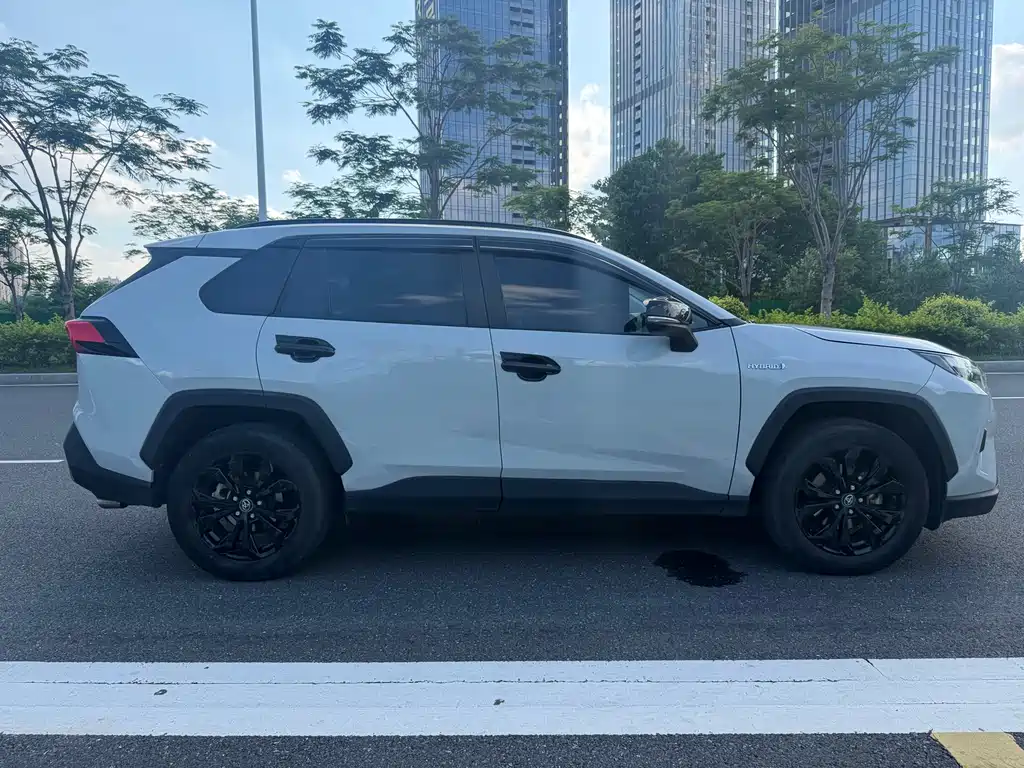 Toyota RAV4 2023 — фото 16