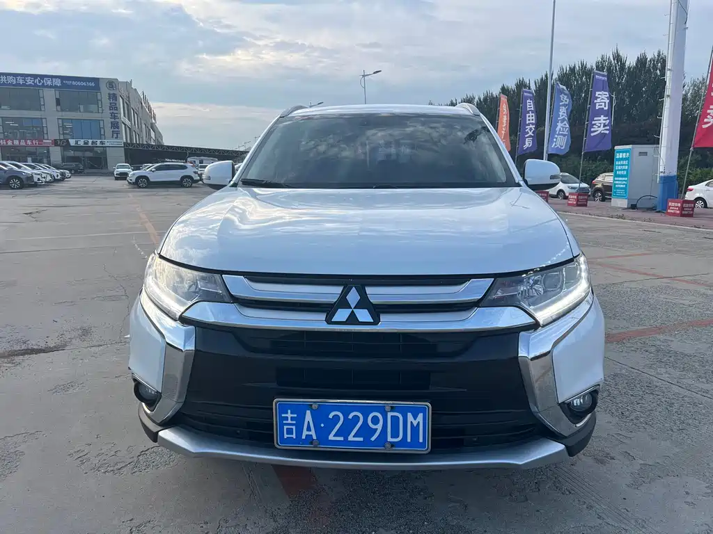 Mitsubishi Outlander 2018 — фото 1