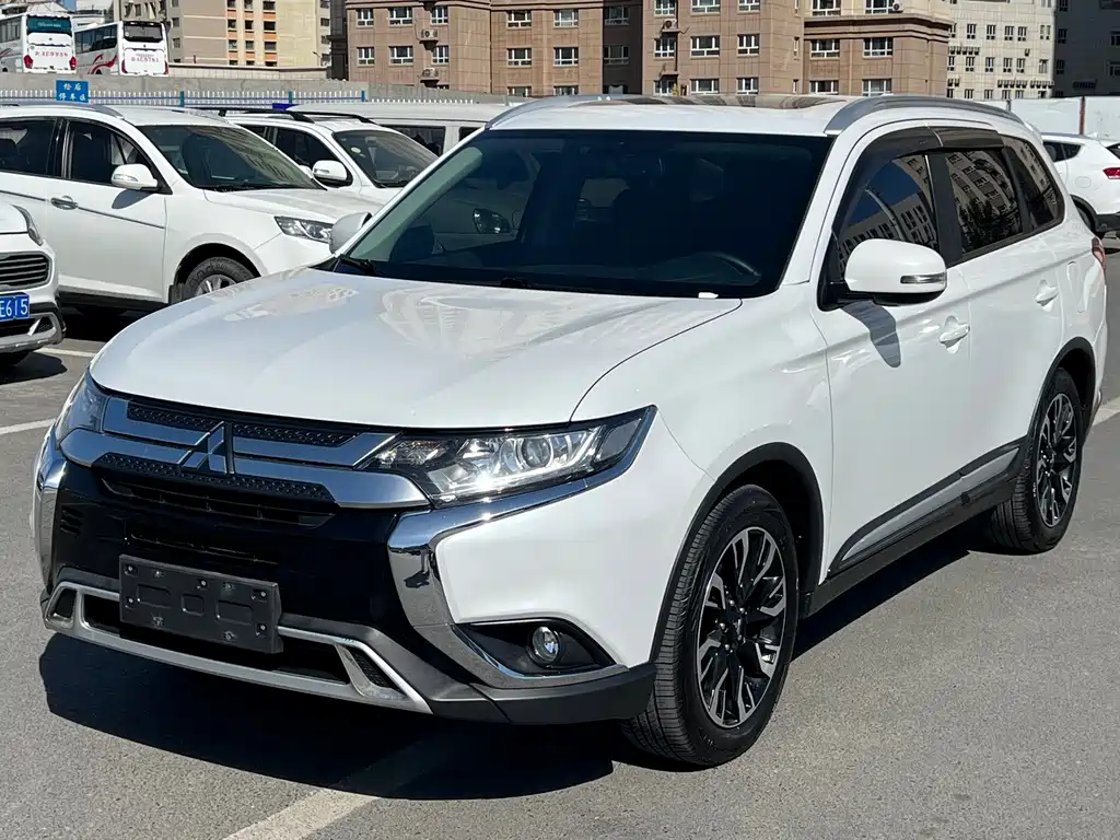 Mitsubishi Outlander 2019 — фото 1