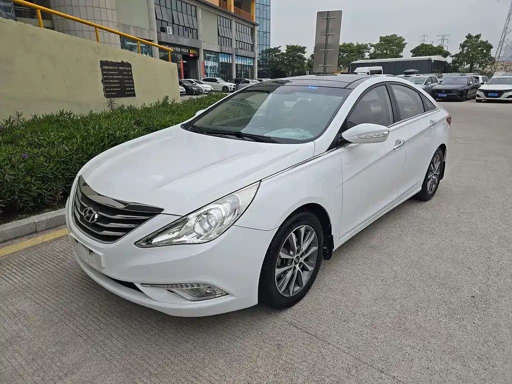 Hyundai Sonata 2013 — фото 1