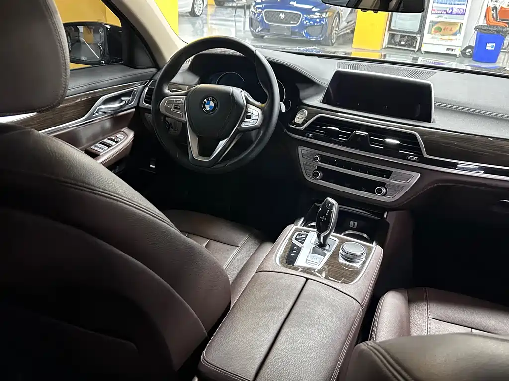 BMW 7 Series 2017 — фото 11