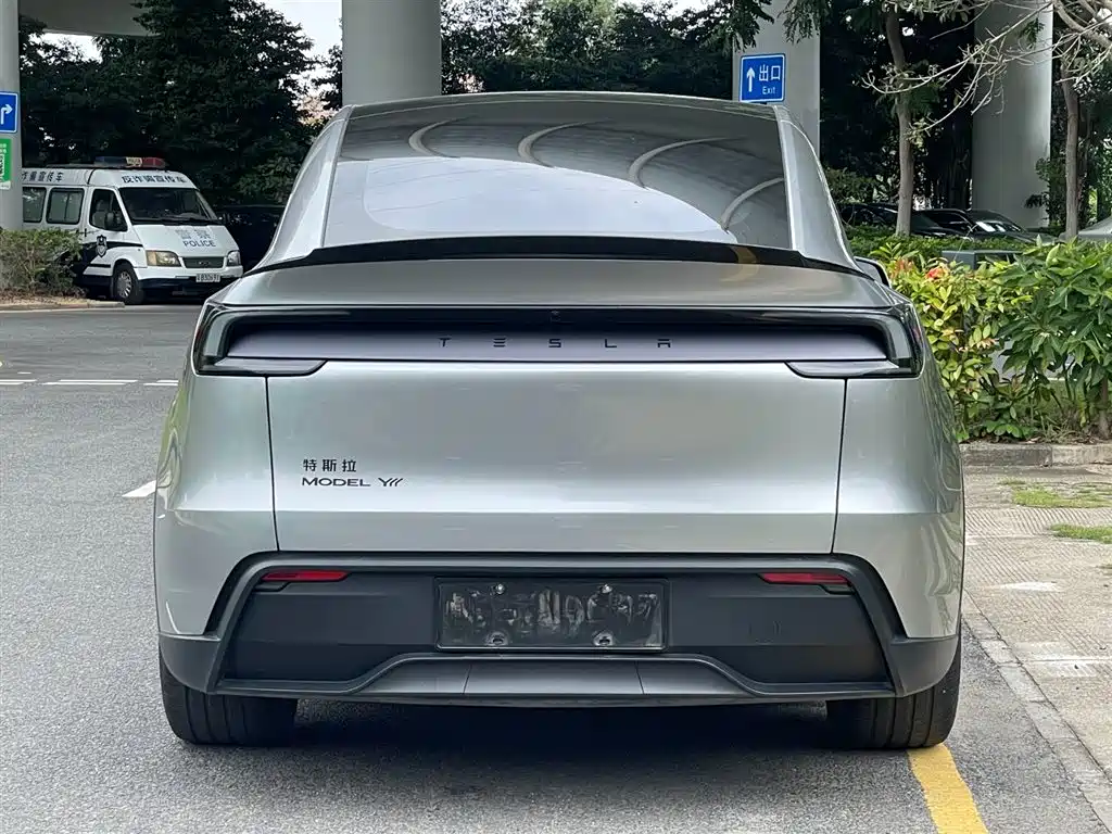 Tesla Model Y L 2025 — фото 13