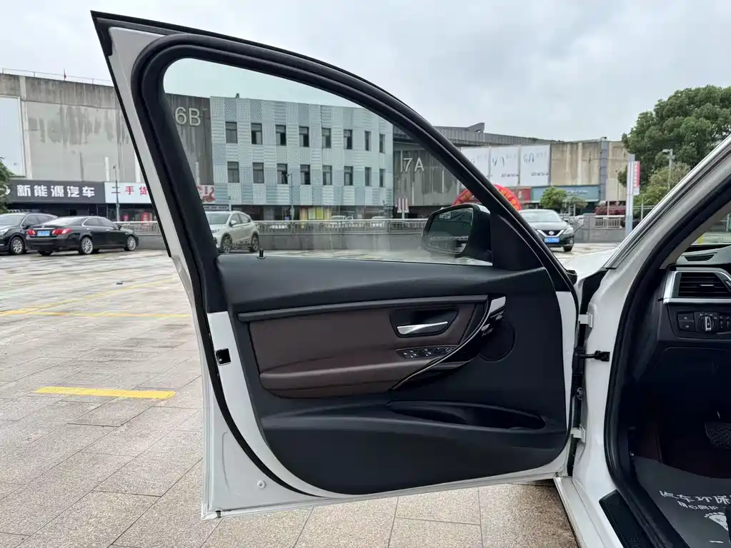 BMW 3 Series 2018 — фото 10