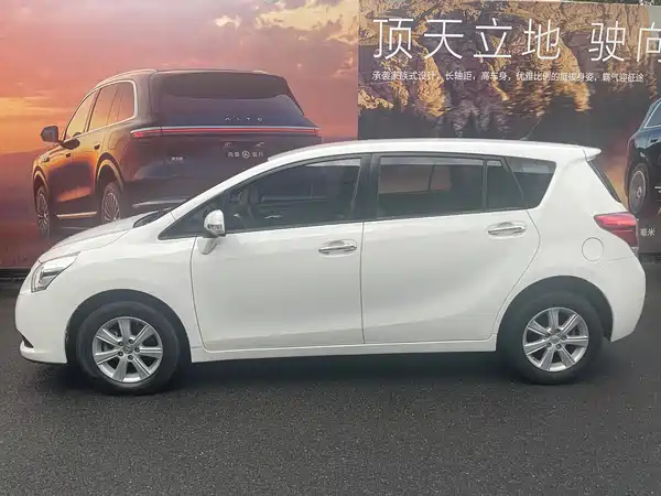 Toyota Yizhi 2012