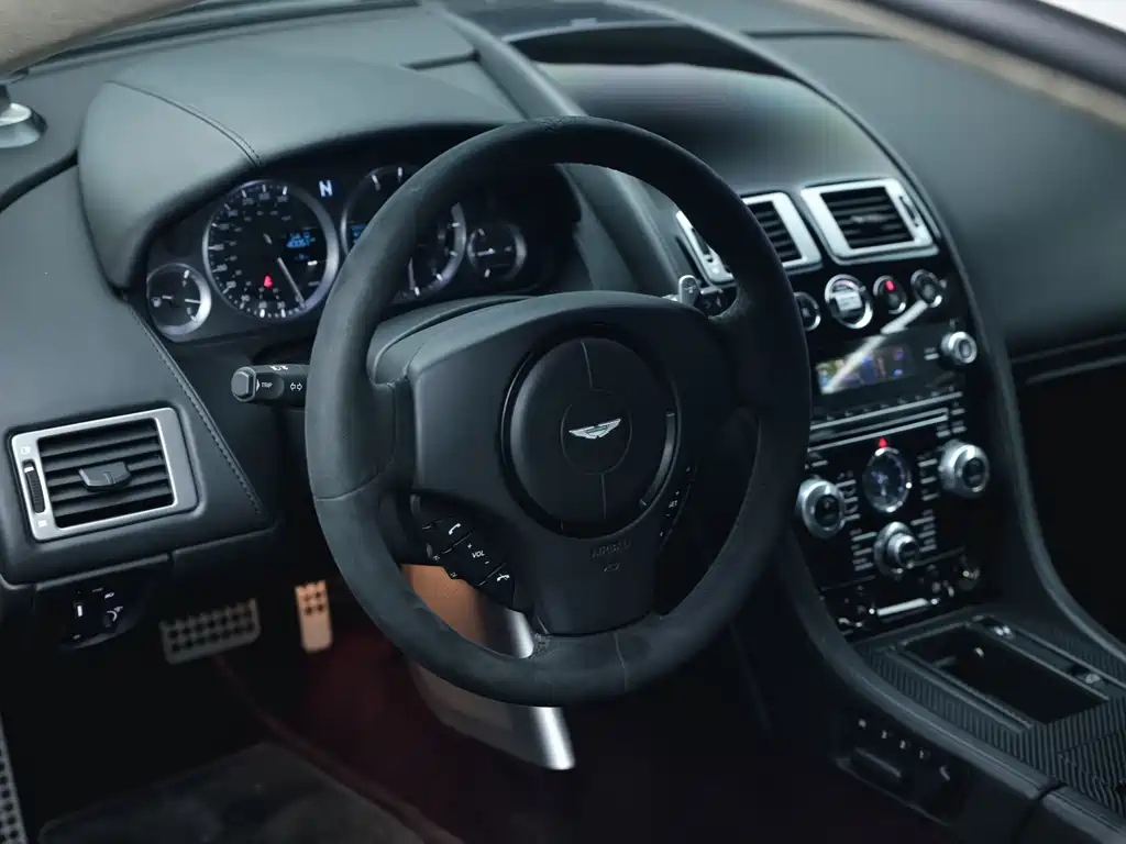 Aston Martin V8 Vantage 2013 — фото 11