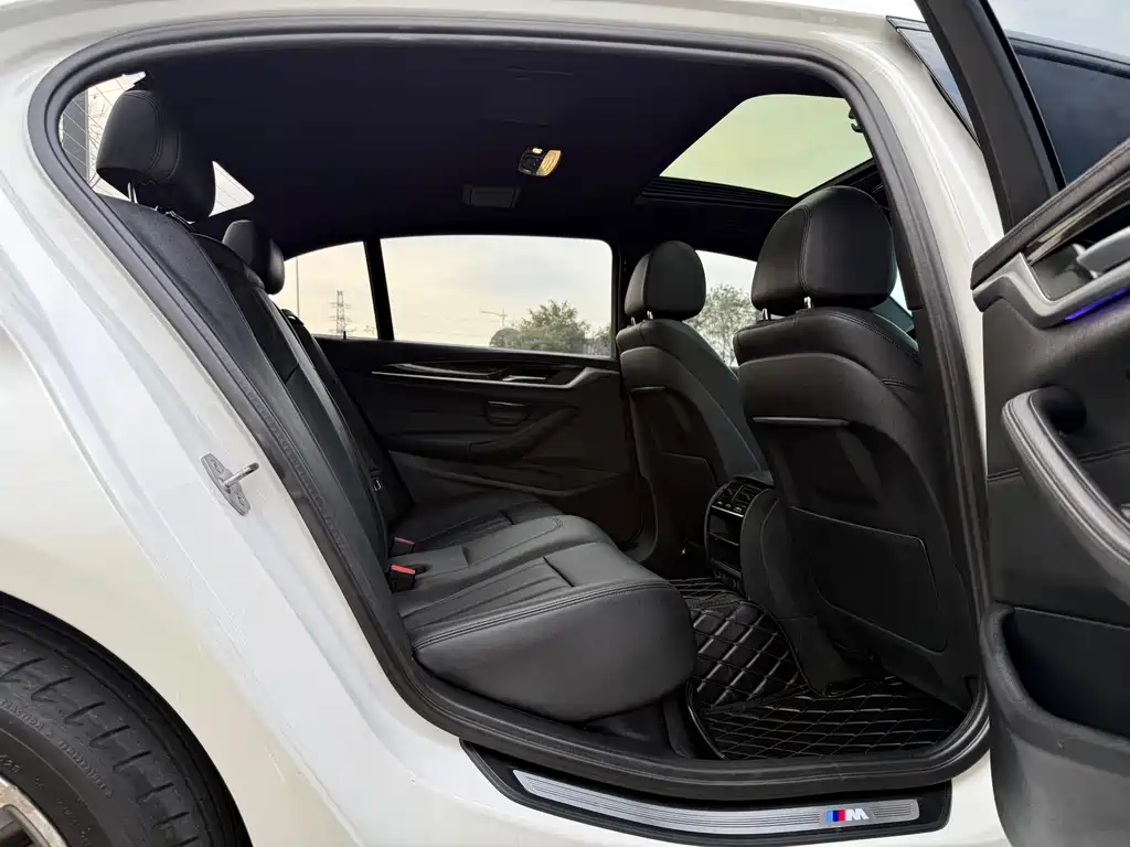 BMW 5 Series 2019 — фото 16