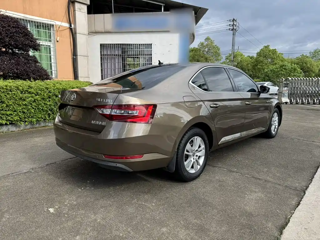 Skoda Superb 2017 — фото 22