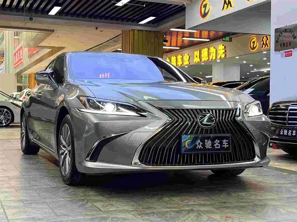 Lexus ES 2020 — фото 1