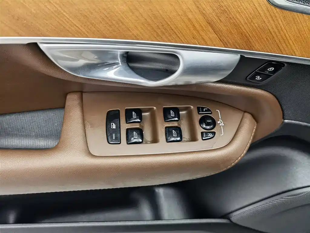 Volvo XC90 2023 — фото 9