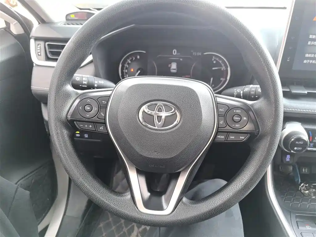 Toyota RAV4 2021 — фото 3