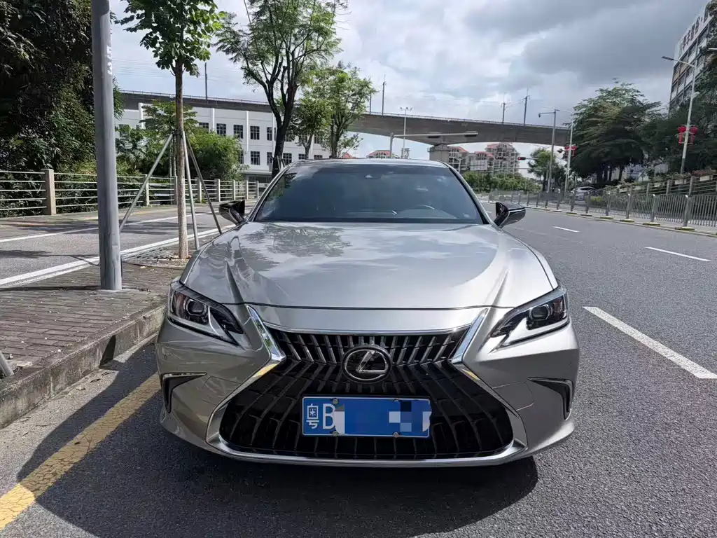 Lexus ES 2022