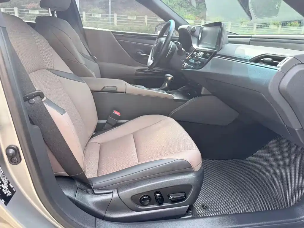 Lexus ES 2022