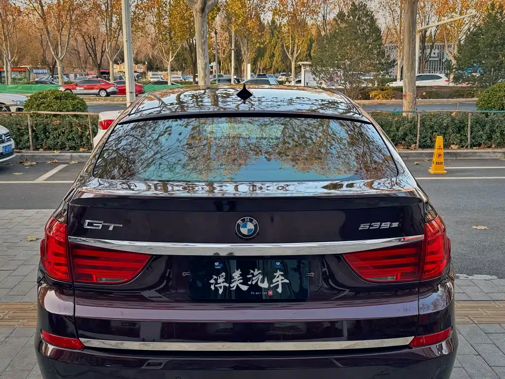 BMW 5 Series GT 2011 — фото 9