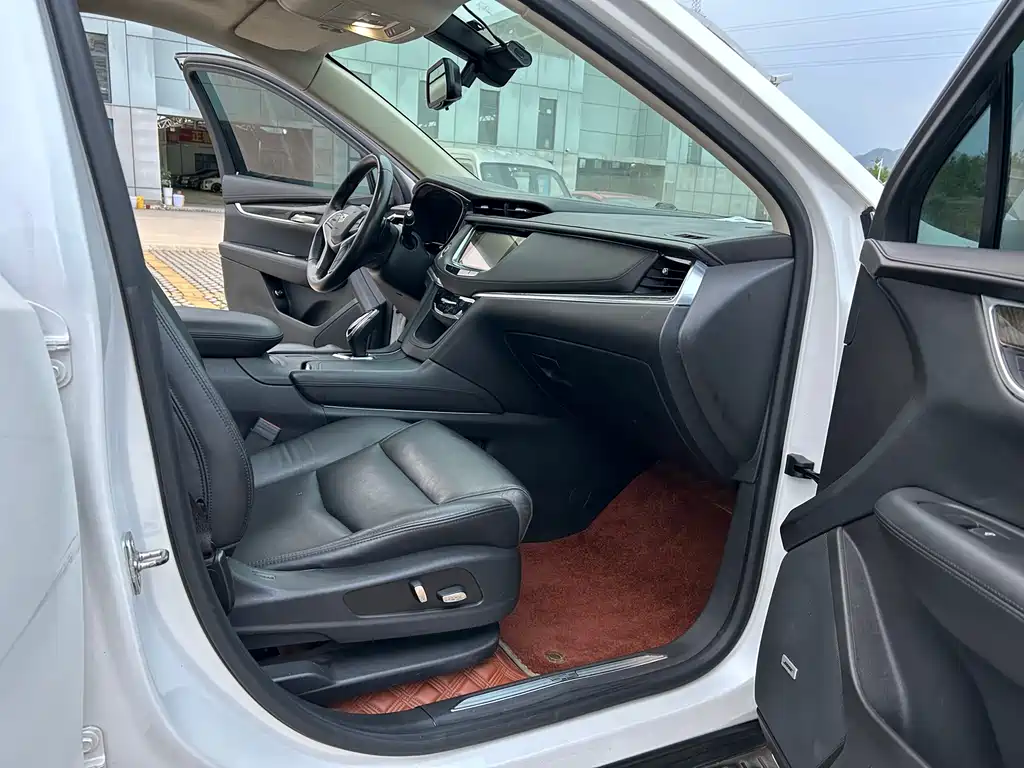 Cadillac XT5 2017 — фото 11
