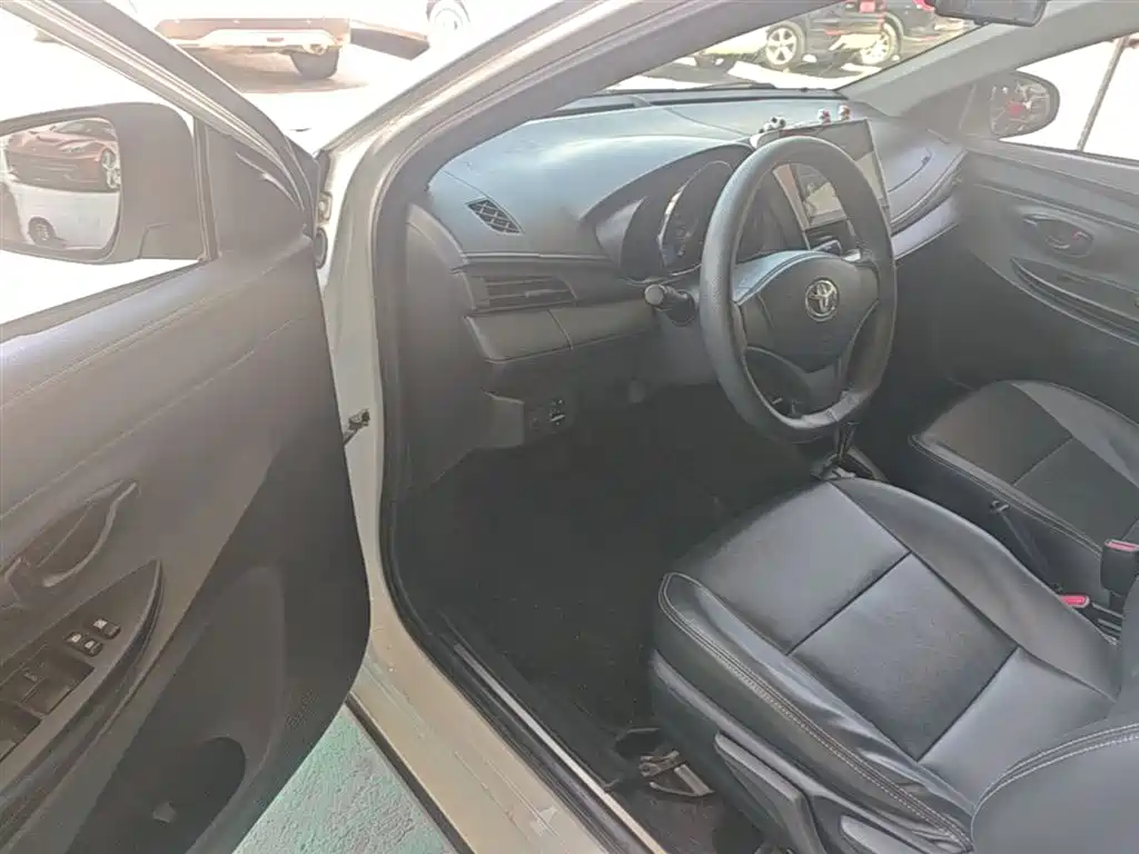 Toyota Yaris L 2020 — фото 16