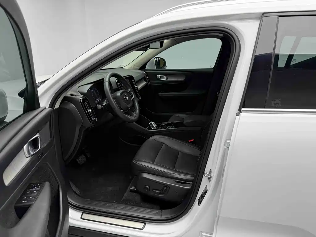 Volvo XC40 2022 — фото 16