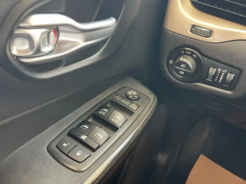 Jeep Cherokee 2018 — фото 15