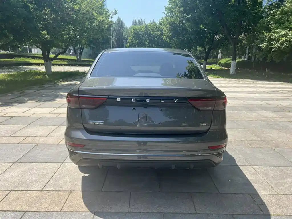 Geely Emgrand 2024