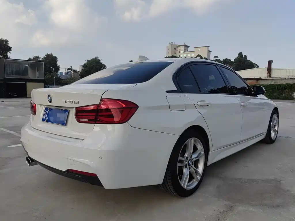 BMW 3 Series 2018 — фото 11