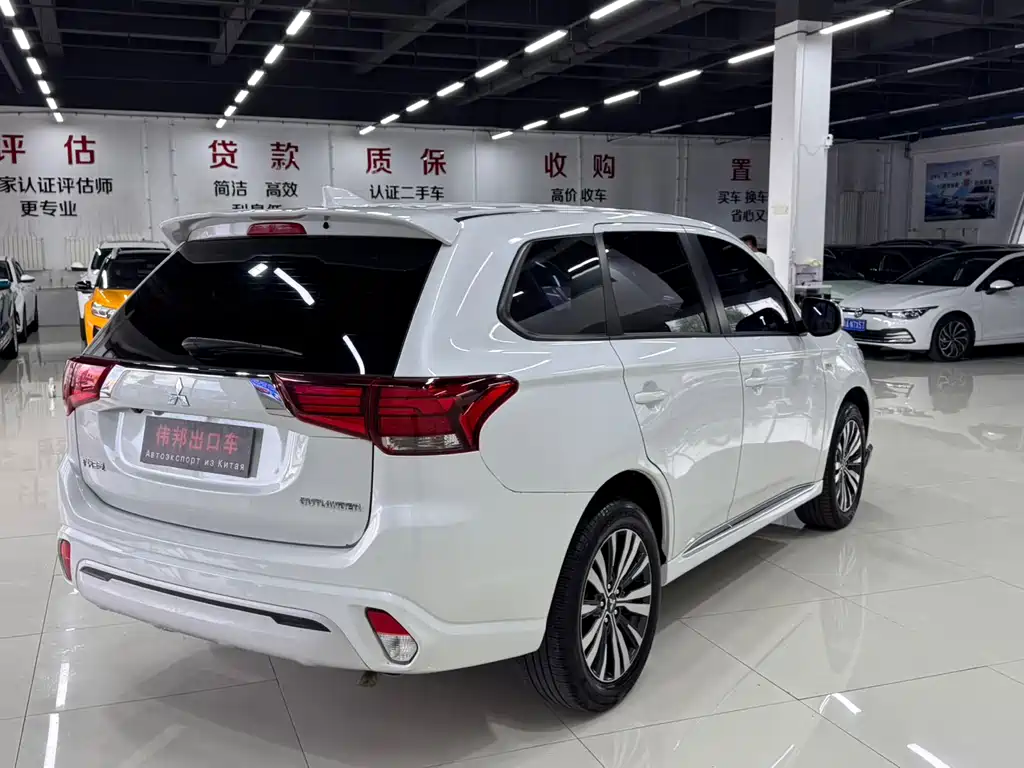 Mitsubishi Outlander 2022 — фото 4