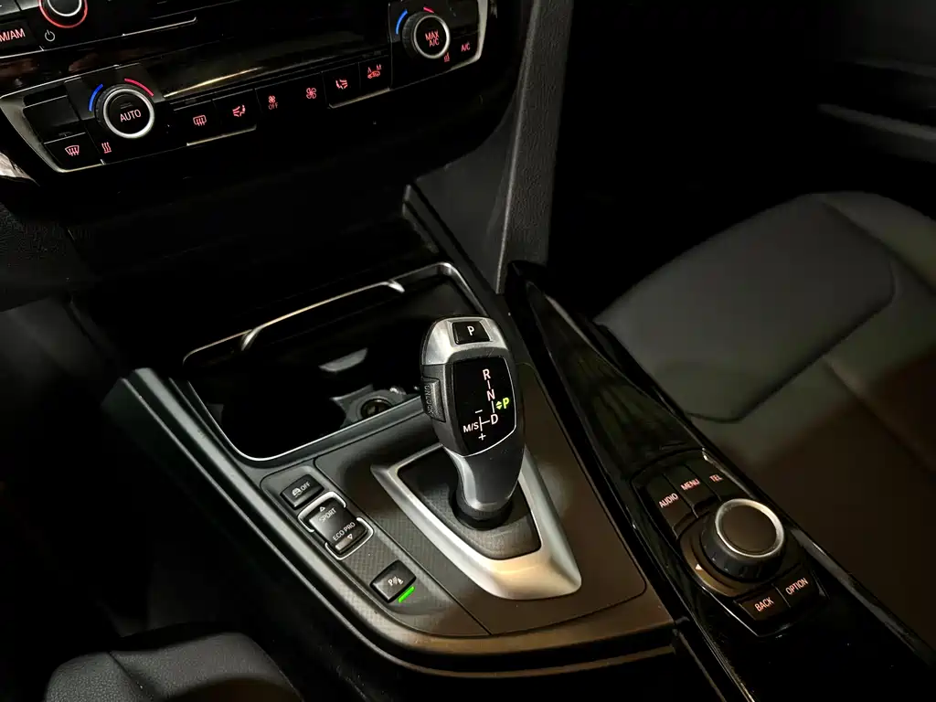 BMW 3 Series 2017 — фото 9