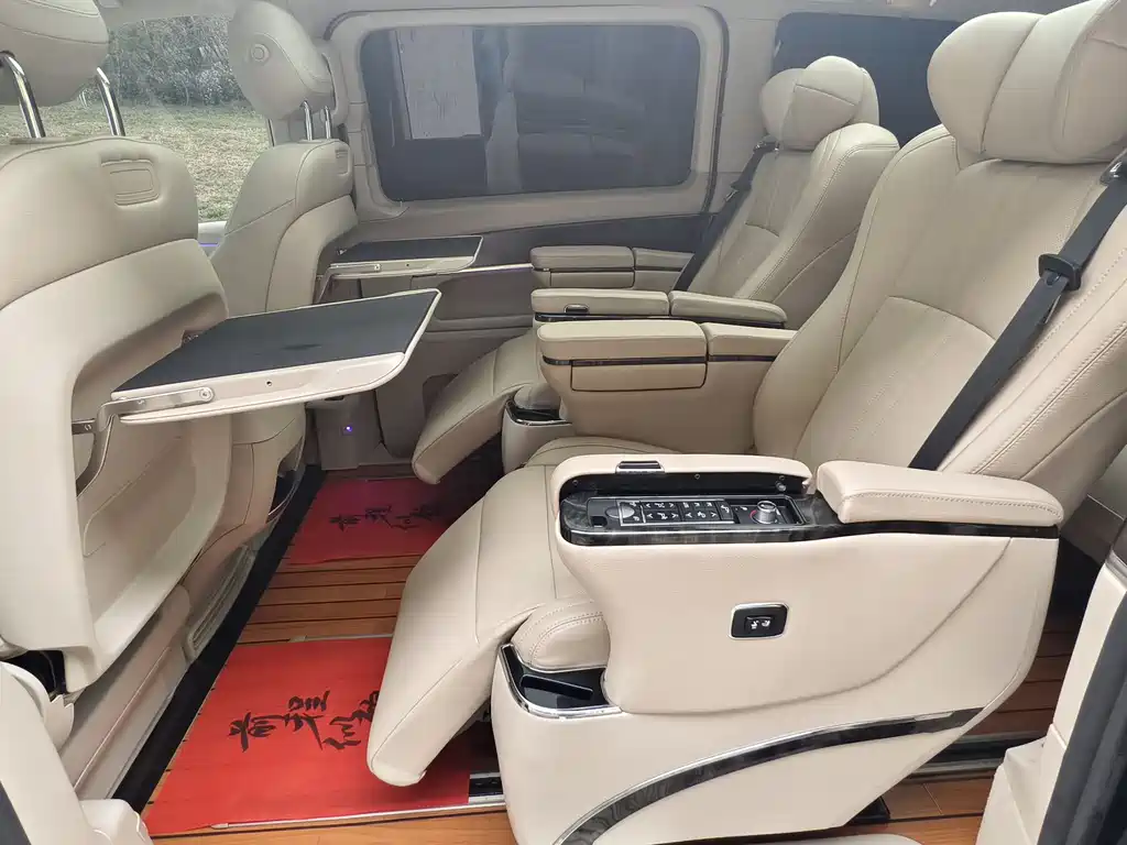 Mercedes-Benz V-Class 2023 — фото 12