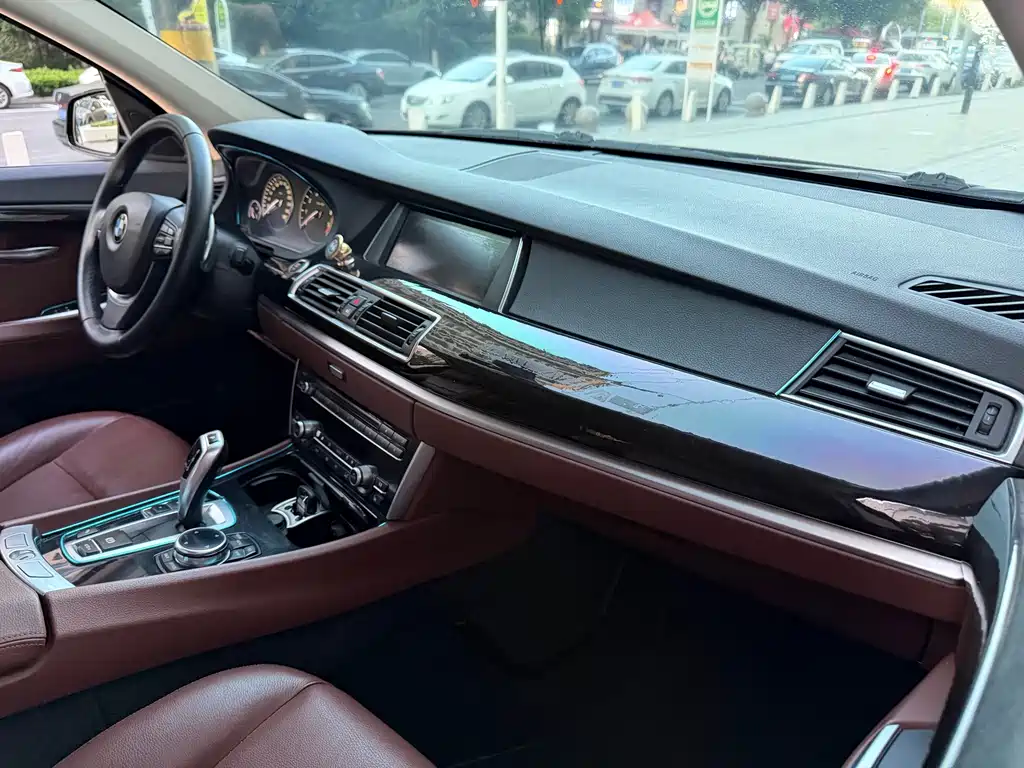 BMW 5 Series GT 2015 — фото 14