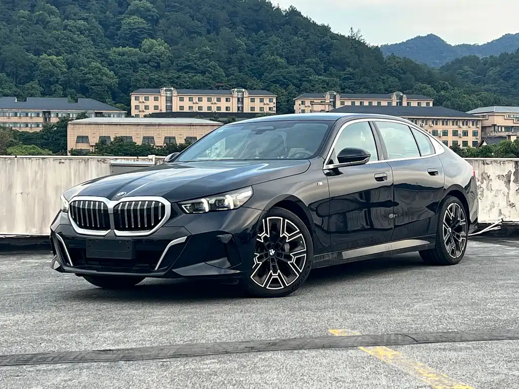 BMW 5 Series 2025 — фото 1