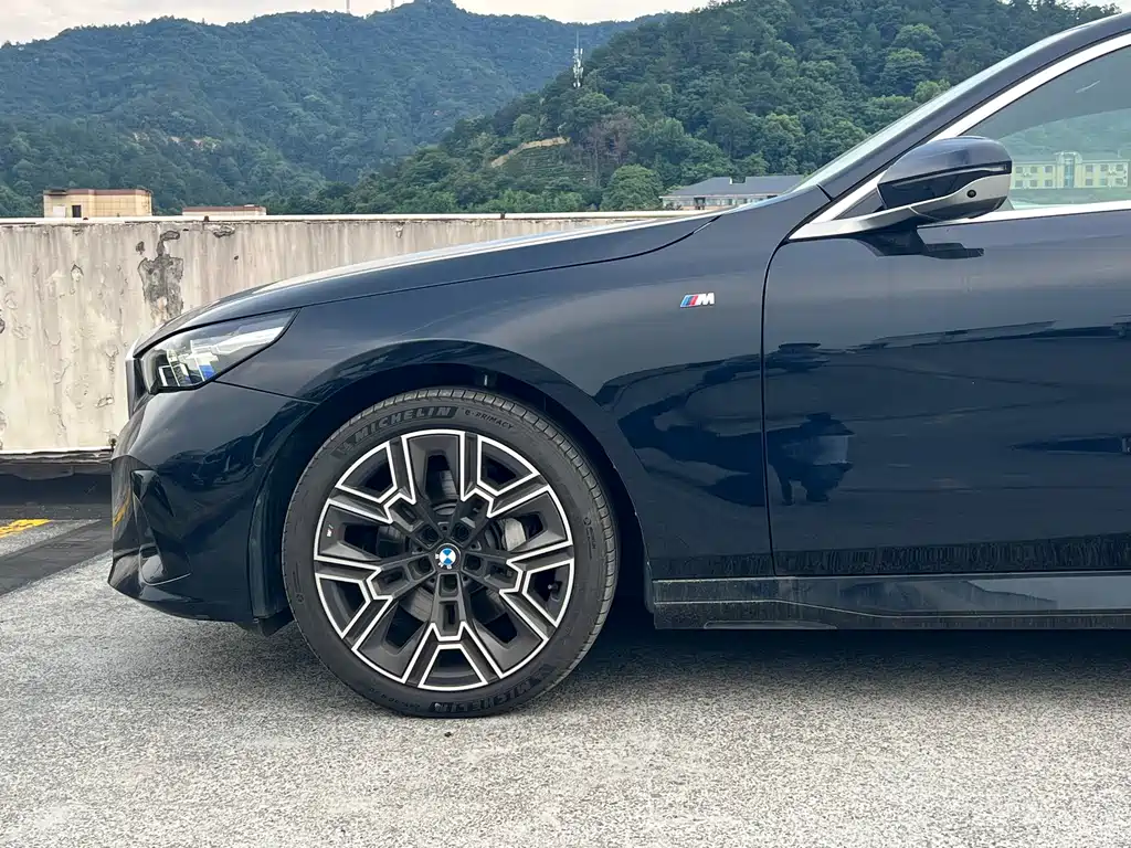 BMW 5 Series 2025 — фото 11