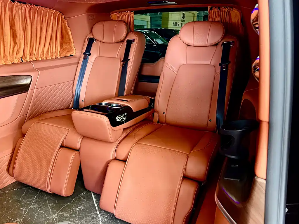 Mercedes-Benz V-Class 2022 — фото 11