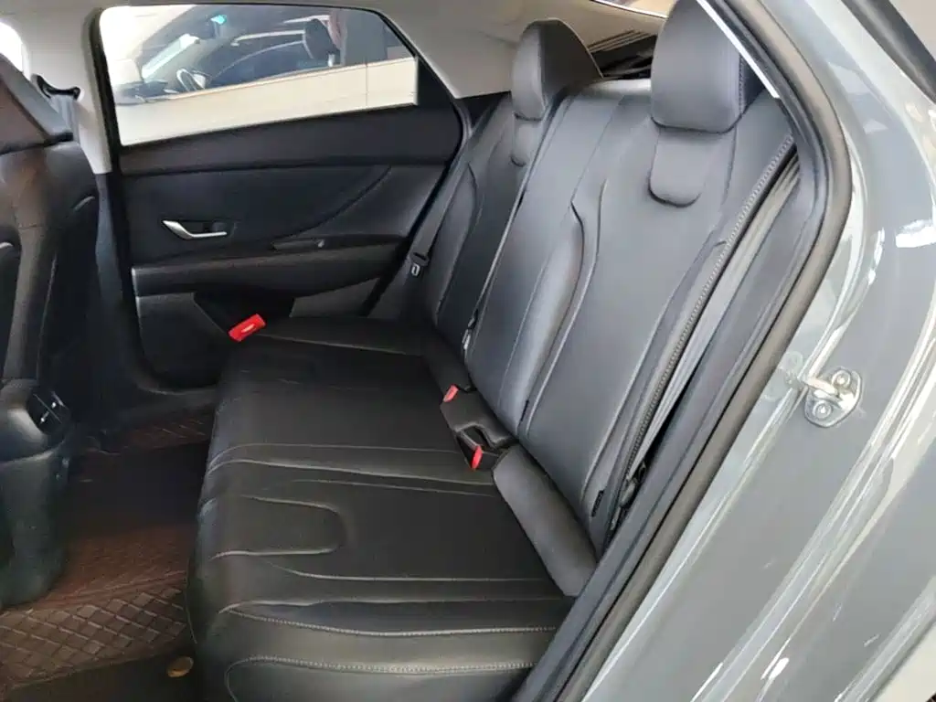 Hyundai Elantra 2023 — фото 17