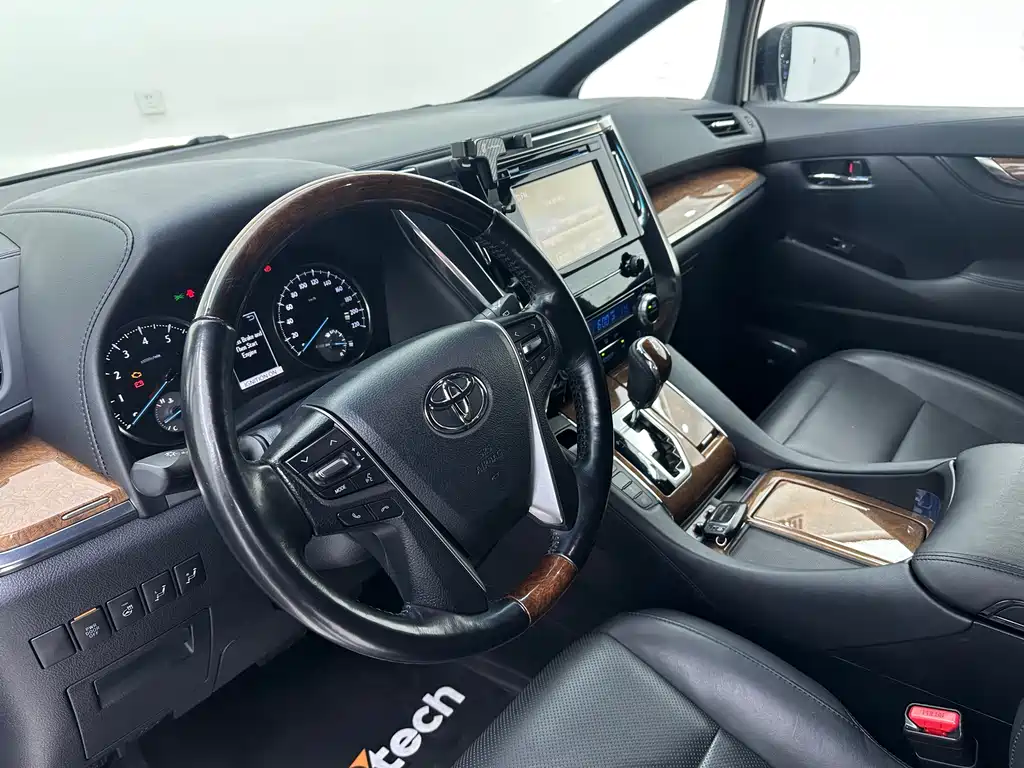 Toyota Alphard 2017 — фото 16