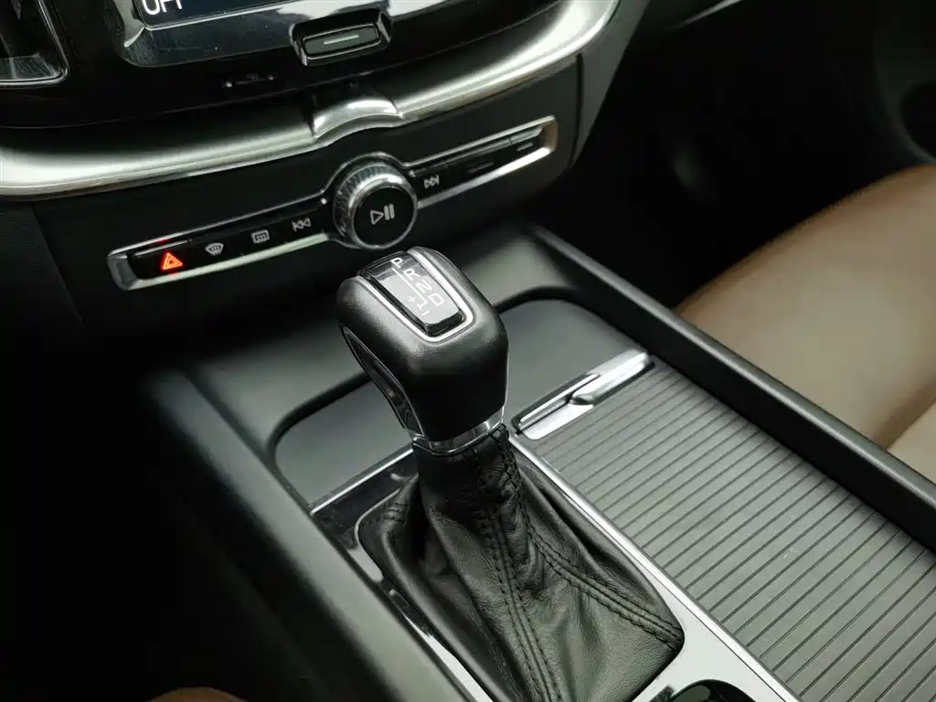 Volvo XC60 2019 — фото 13