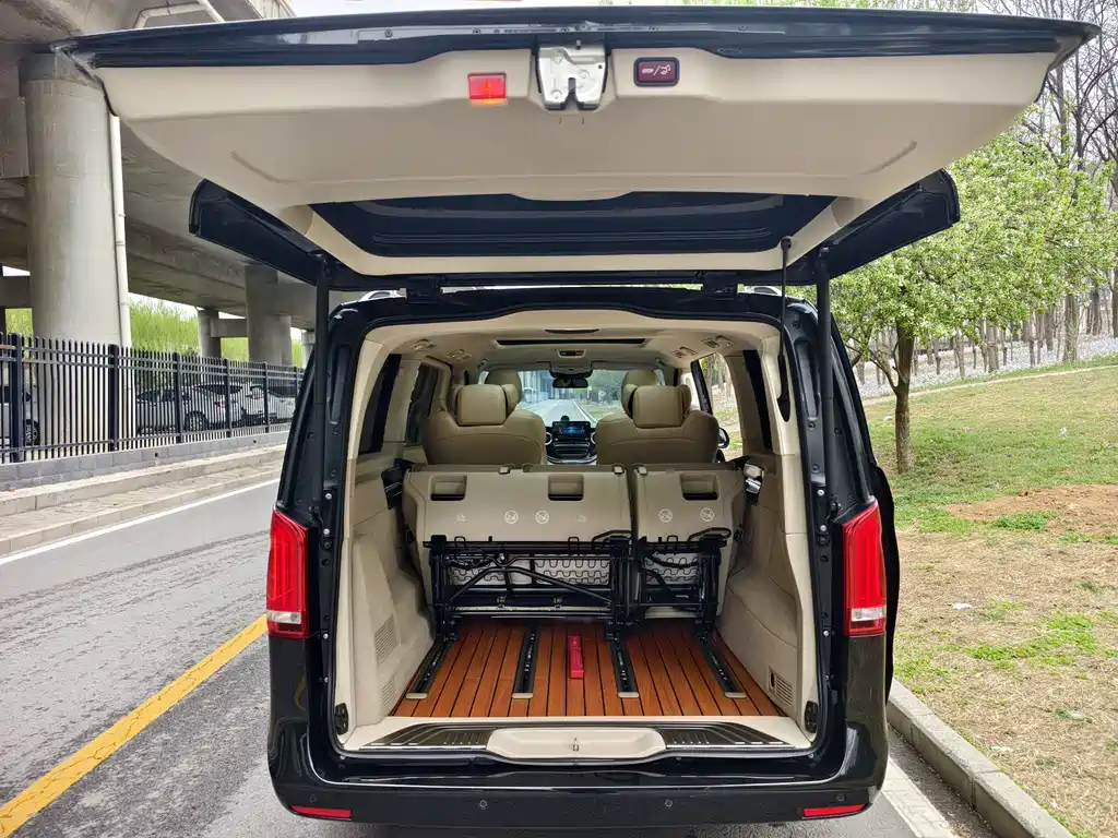 Mercedes-Benz V-Class 2023 — фото 9