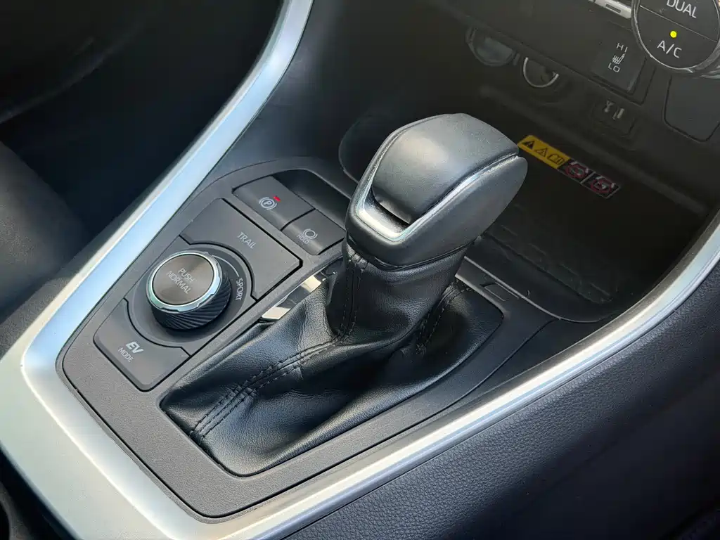 Toyota RAV4 2023 — фото 15