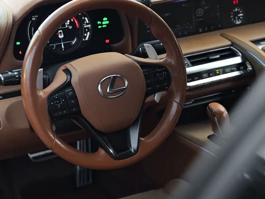 Lexus LC 2018 — фото 18