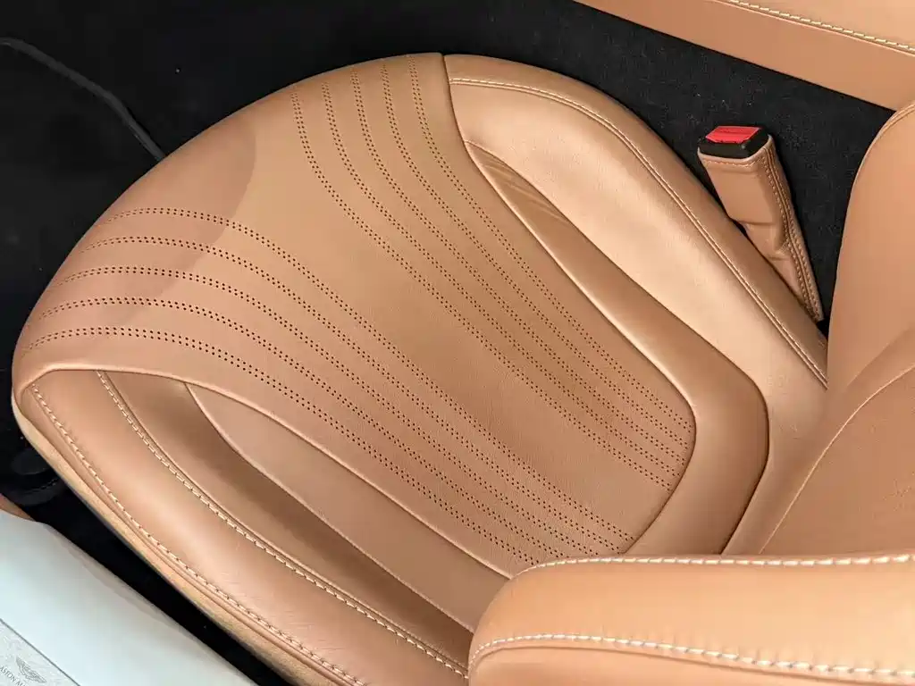 Aston Martin DB11 2020 — фото 14