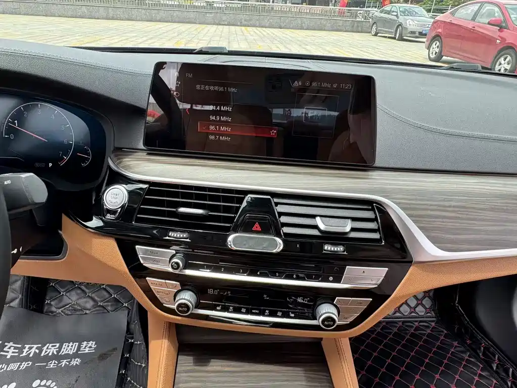 BMW 5 Series 2018 — фото 35