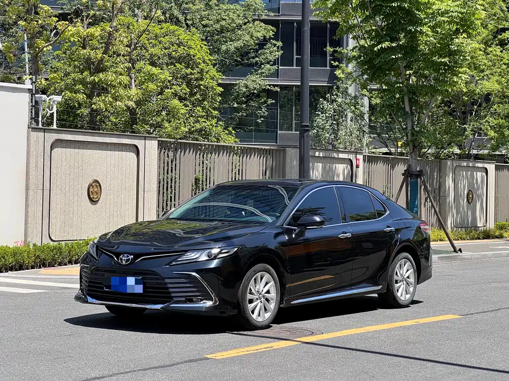 Toyota Camry 2023 — фото 1