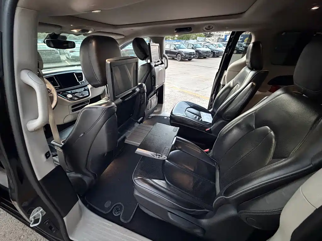 Chrysler Grand Voyager 2018 — фото 13