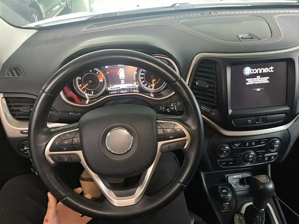 Jeep Cherokee 2016 — фото 10