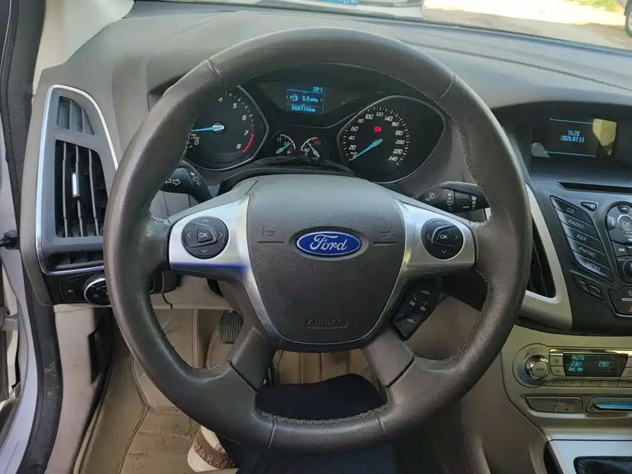 Ford Focus 2013 — фото 15