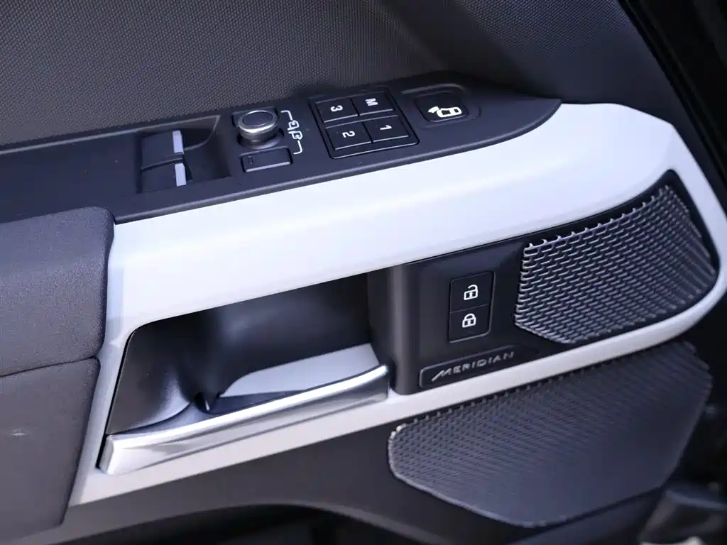 Land Rover Defender 2022 — фото 17