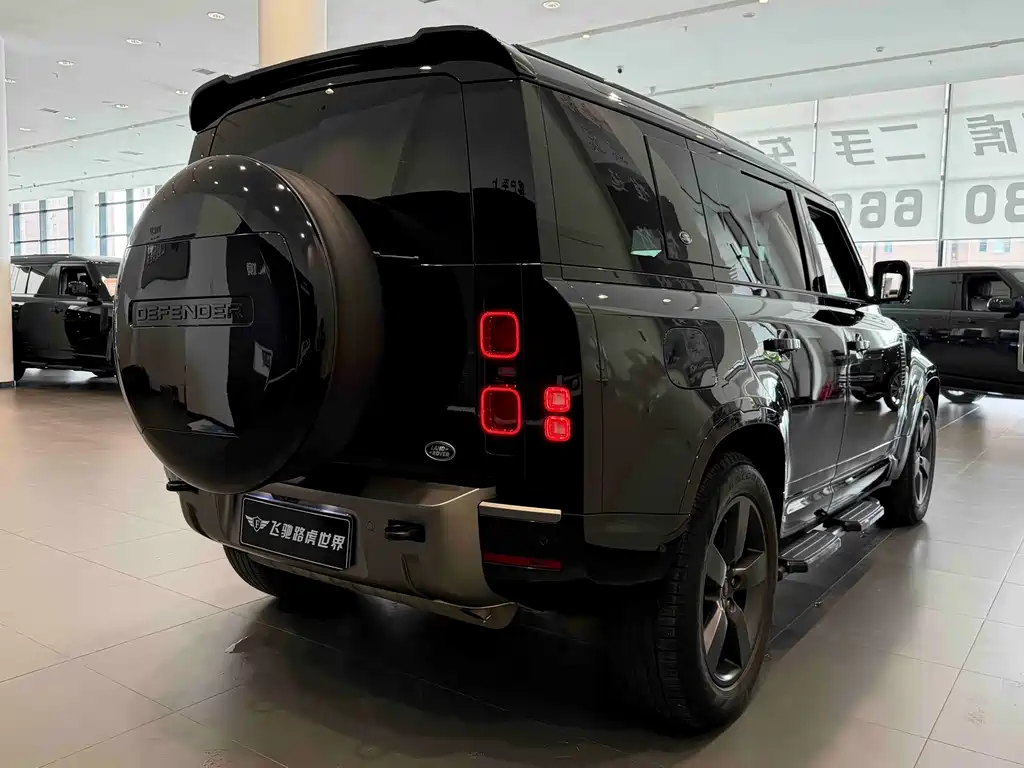 Land Rover Defender 2023 — фото 24