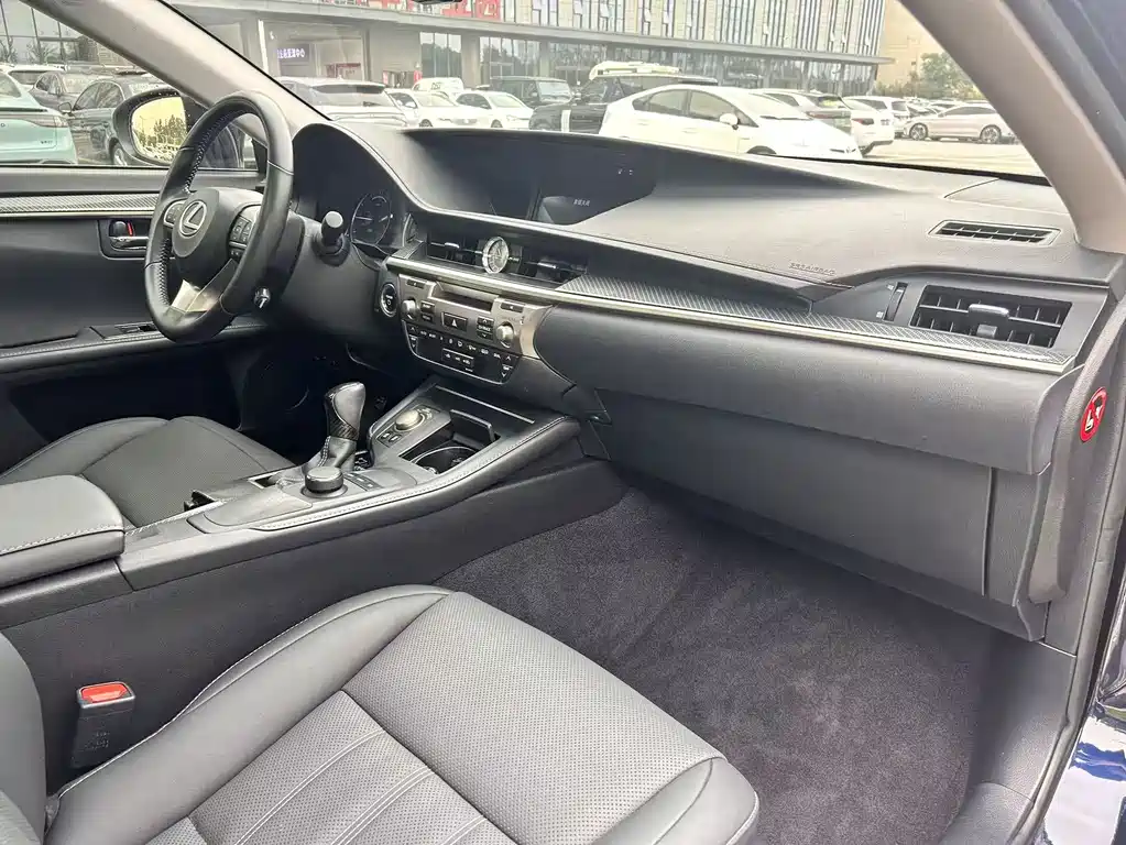 Lexus ES 2017 — фото 14
