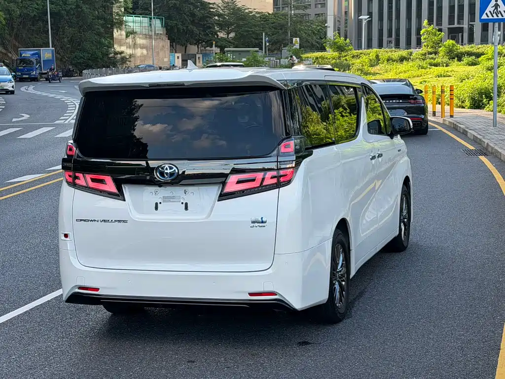 Toyota Vellfire 2023 — фото 3