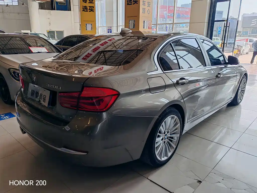 BMW 3 Series 2018 — фото 10