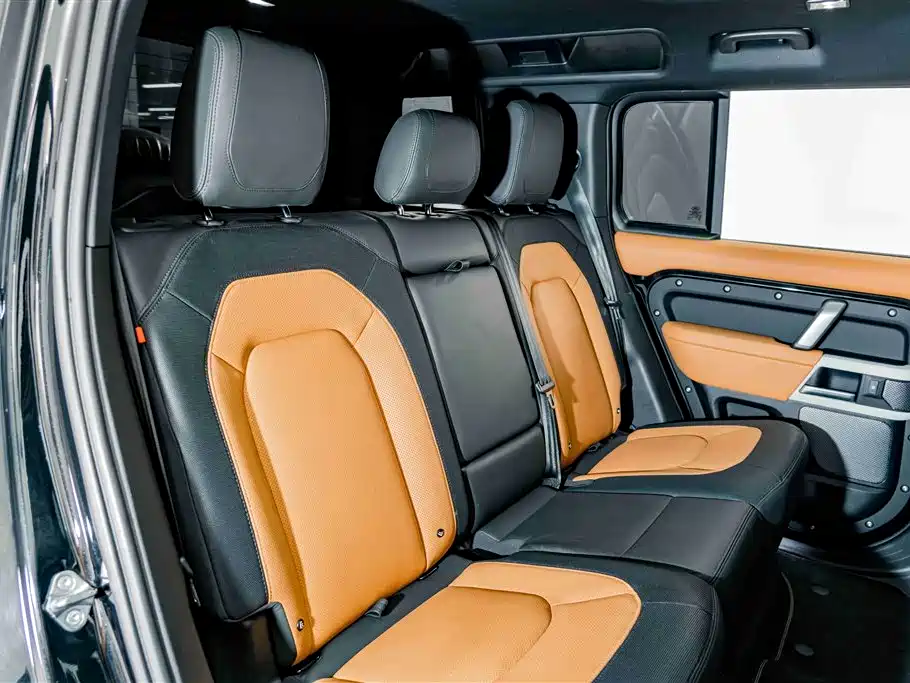 Land Rover Defender 2023 — фото 28