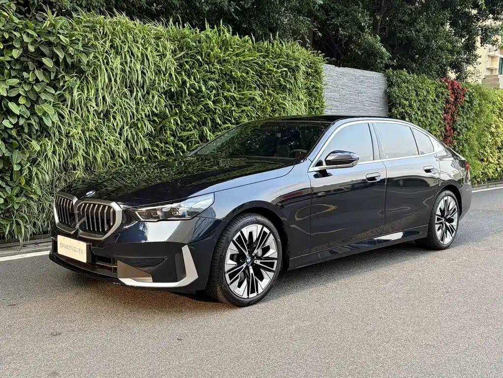 BMW 5 Series 2024 — фото 1