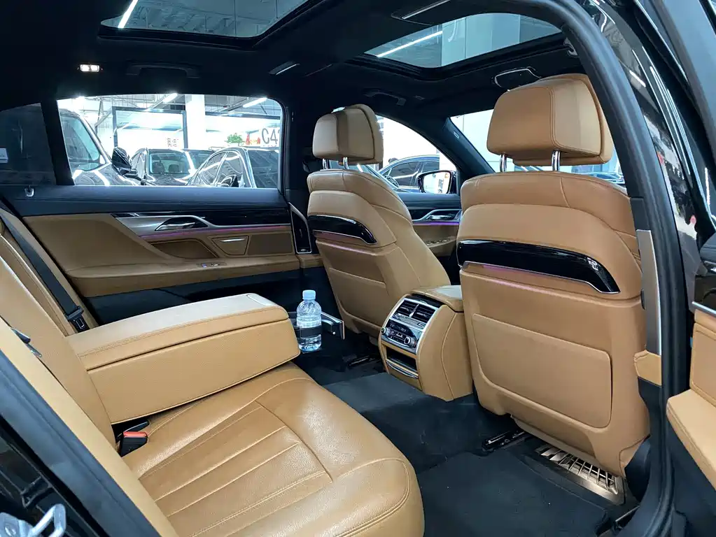 BMW 7 Series 2018 — фото 11